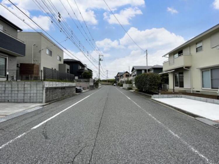 外観 前面道路は見通しの良い8ｍ道路です。車通りが少なく、お子様の通行にも安心です。