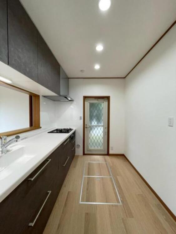 キッチン ごみ捨てや換気に便利な勝手口あり！開放的なキッチンでのびのびと料理が楽しめます。