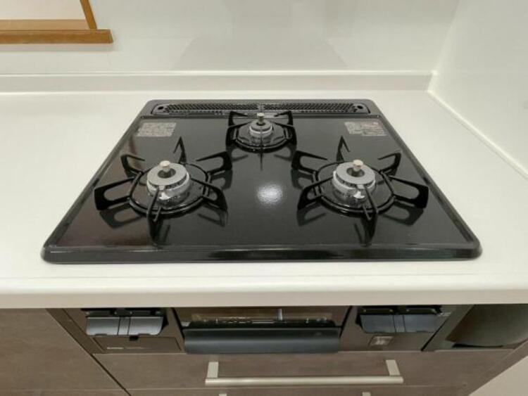 キッチン 毎日の料理に嬉しい3口コンロ。グリルもあり色んなレシピを楽しめそうです。 