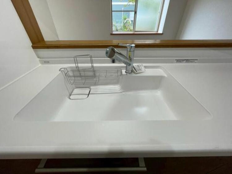 キッチン 鍋や大皿も洗える広々としたシンクです
