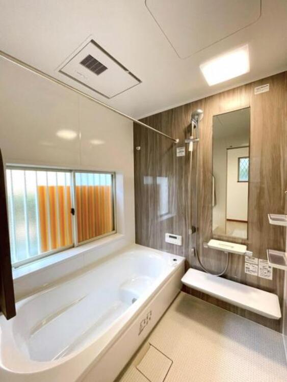 風呂 足を伸ばせる柔らかな曲線のバスタブが、日々の疲れを癒します