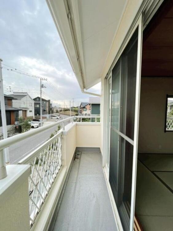 バルコニー 南東向きの明るいバルコニー。日当たり・風通し良好で洗濯物がよく乾きます。