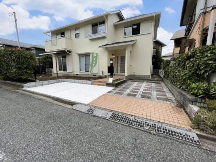 駐車場 カースペース2台駐車可能！セカンドカーやご家族の自転車を敷地内に停められます。