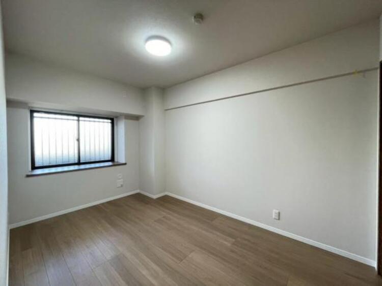 内装 柔らかな色合いに優しく包まれ、リラックスタイムを送れる寝室 