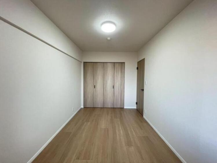 内装 ベッドを置いてもゆとりのある、広さ6.5帖の主寝室です