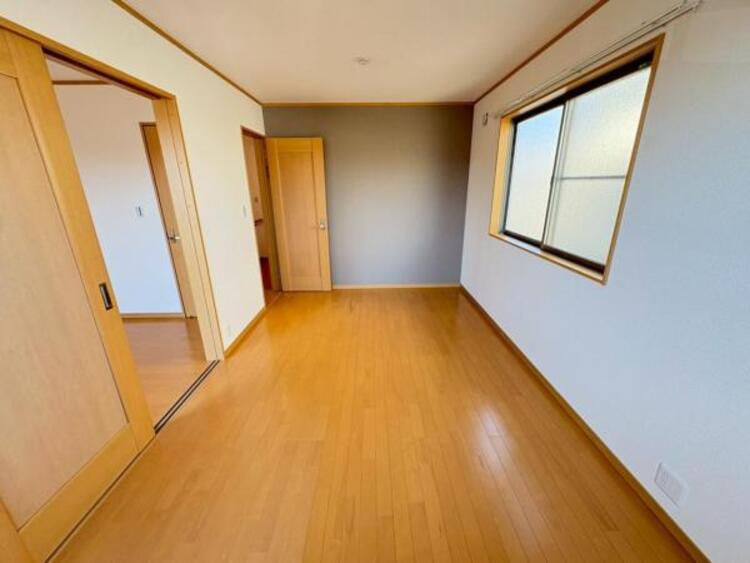 内装 シックなアクセントクロスにより、落ち着きのある約7帖洋室です。