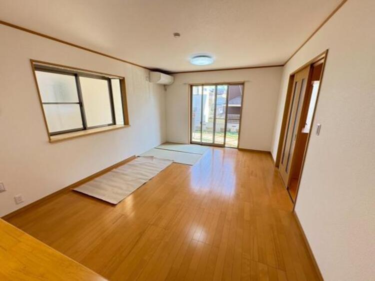 居間 たっぷりの陽光が注がれた明るいリビングは、家族団らんのひと時を包み込みます。