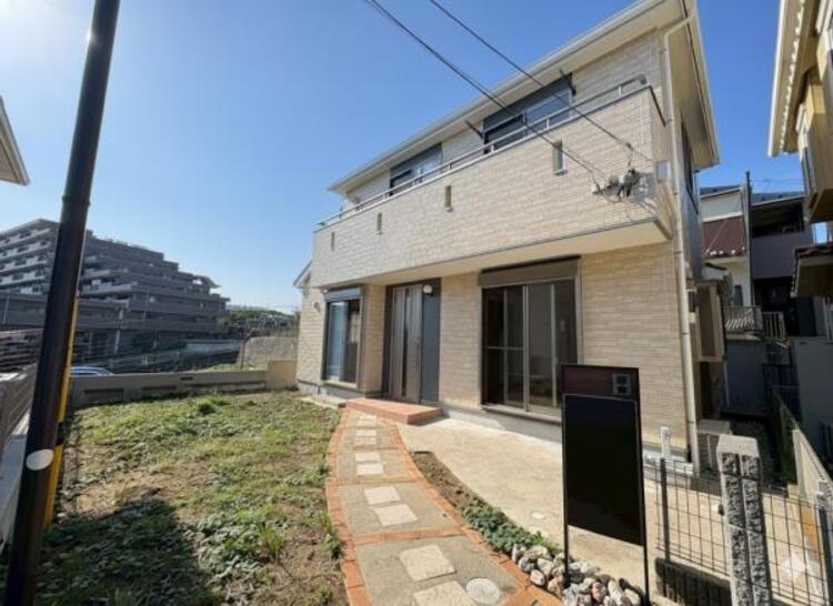 外観 南東向きにつき日当たり良好！奥行広々の庭に面しており開放的です！