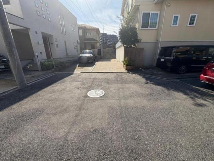 外観 前面道路はクルドサックとなっており幅があるため、お車の出し入れも快適です