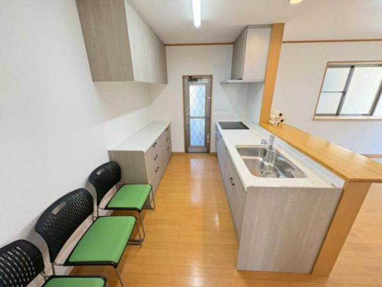 キッチン ご家族で並んでの調理も可能なゆとりのキッチン。勝手口があり、ごみ捨てや換気に便利です。