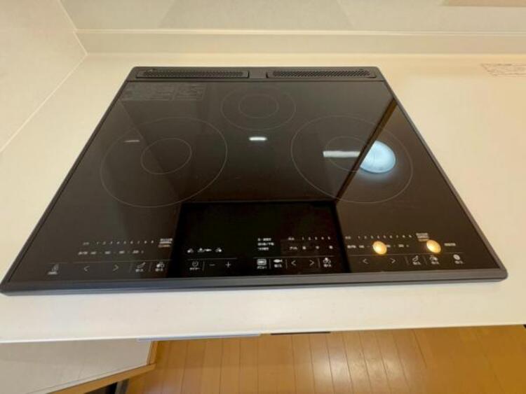 キッチン 便利な3口のIHコンロは溝が少なくお掃除も快適です 
