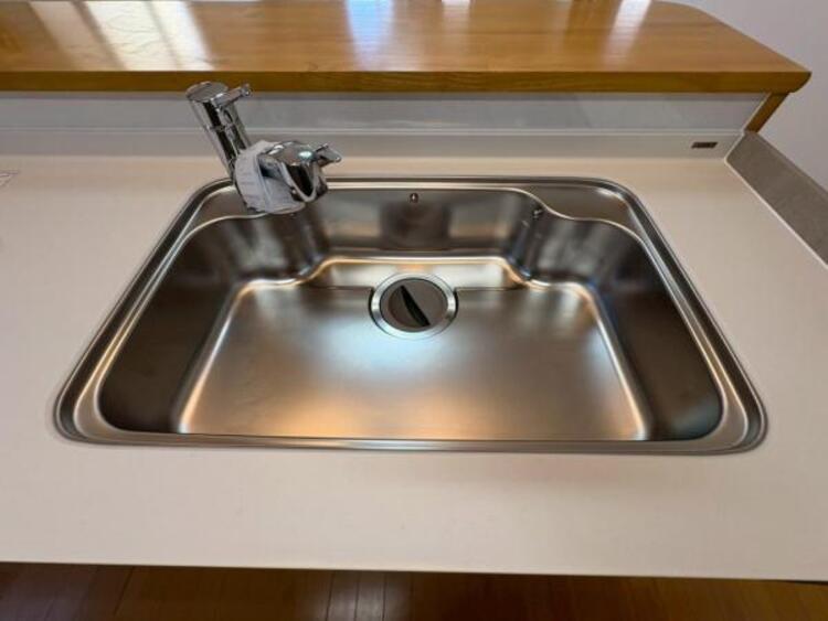 キッチン 鍋や大皿も洗える広々としたシンクです。ステンレスのため耐久性・お手入れしやすさも魅力です 