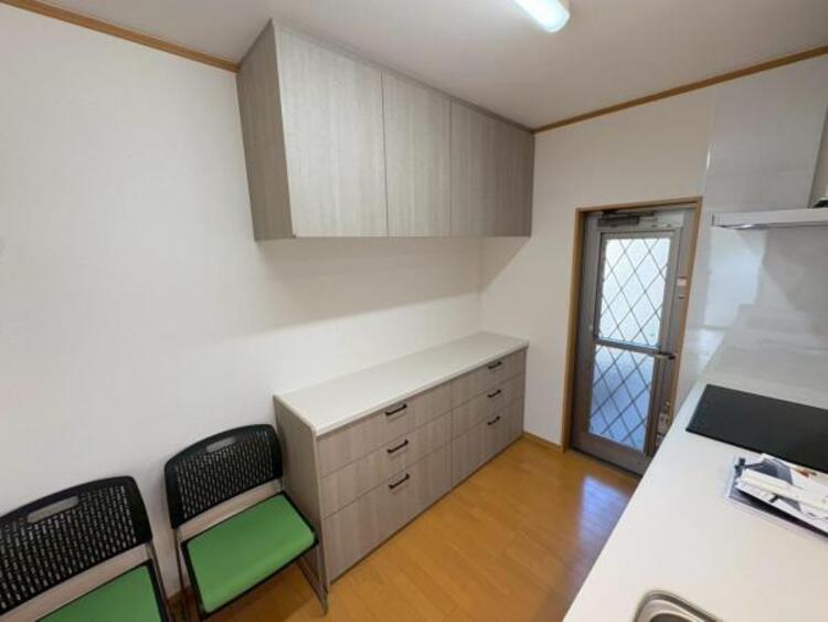 キッチン カップボード設置済みで統一感と収納力のあるキッチンです 