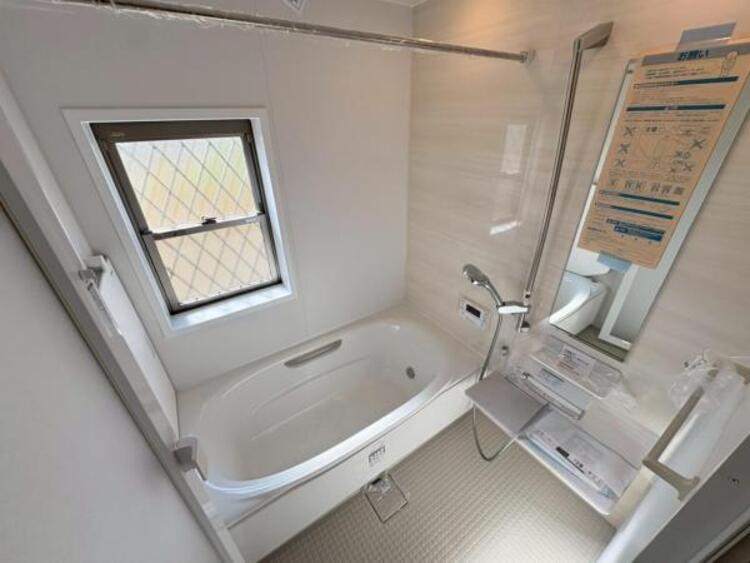 風呂 新規リフォーム済みでぴかぴかの浴室です。雨の日に嬉しい浴室乾燥機付きです！