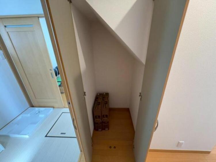 収納 掃除機など、高さのあるものもしまえる階段下収納は、あると嬉しいポイントです
