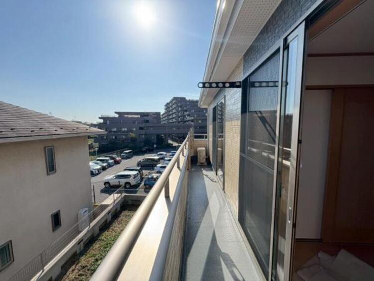 バルコニー 日当たり良好の明るいバルコニーは、洗濯ものがよく乾きます。