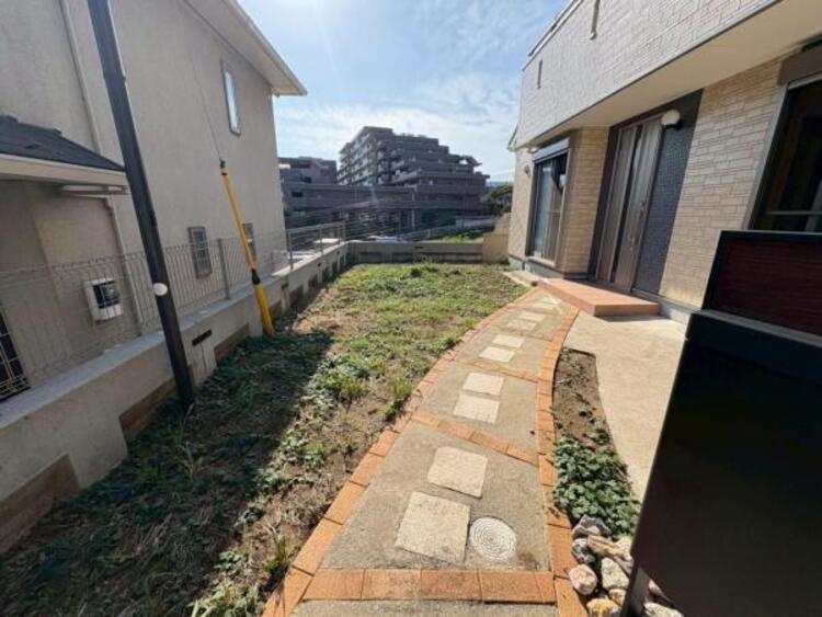 その他 明るく開放感あふれるアプローチがご家族をお出迎え。日当たりの良いお庭ではお子様がのびのびと遊べます。