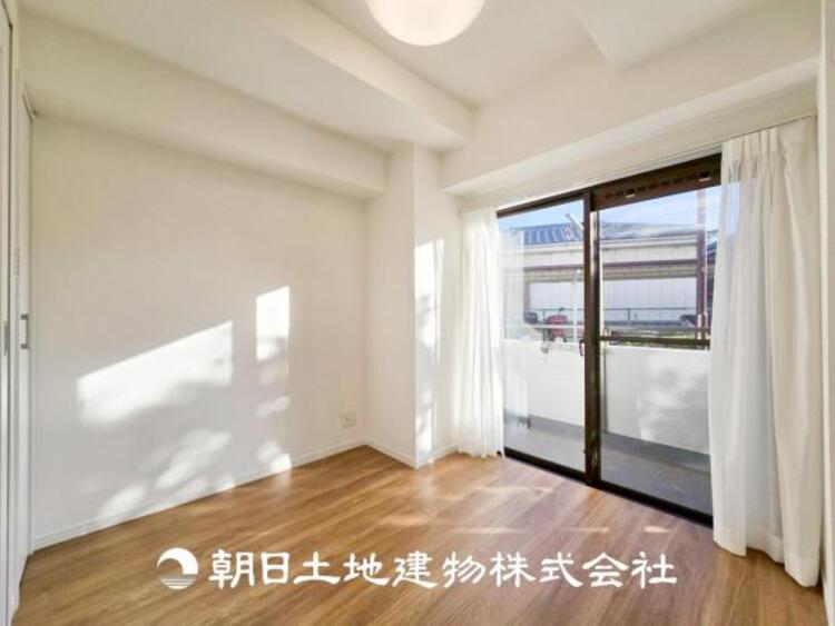 内装 【居室】爽やかな空間演出とセンス良く纏められた室内は良質な寛ぎ空間。そこで暮らす大切な人達のことを考え造りこんだ空間は日々の生活に安らぎを与えてくれます。