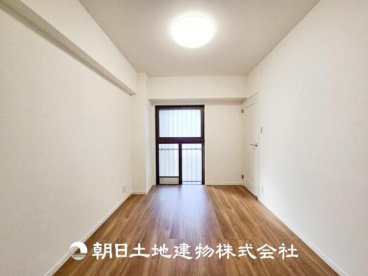 内装 【居室】大切な家族一人ひとりの大切な個別空間。趣味・感性で個性的に飾って頂けるようシンプルに仕上げてあります。自分時間を充実させながら心豊かなひとときを過ごすための大切な空間。