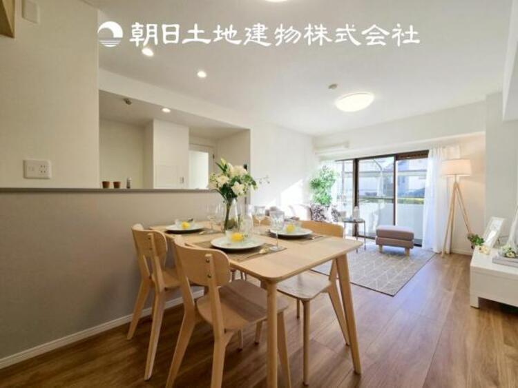 居間 【リビング】1日の中で最も長い時間を過ごすことになるリビングだからこそ、いつも笑顔があふれる空間であるように。広々とした空間から幸せな未来を。