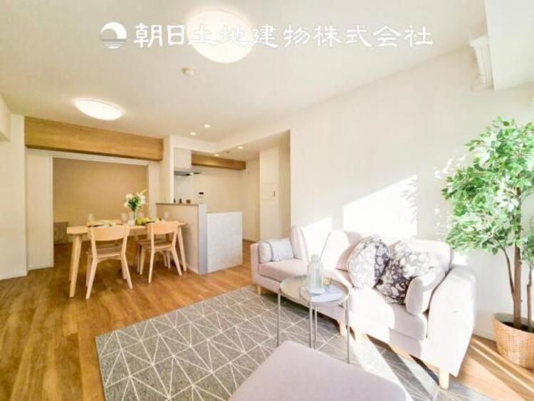 居間 【リビング】1日の中で最も長い時間を過ごすことになるリビングだからこそ、いつも笑顔があふれる空間であるように。広々とした空間から幸せな未来を。