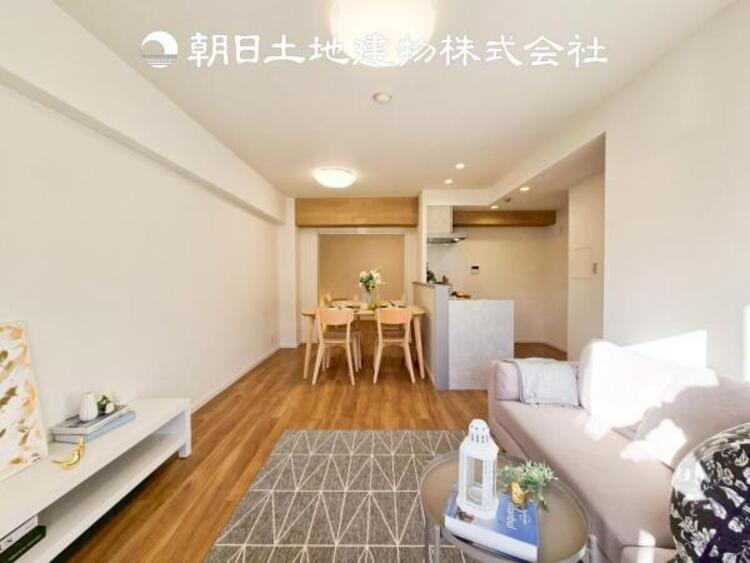 居間 【リビング】リビングにはみんなが集い、食事や楽しい会話が始まる。話に夢中になりすぎて、ついつい時を忘れてしまう。そんな束の間の幸せを感じさせてくれる場所。