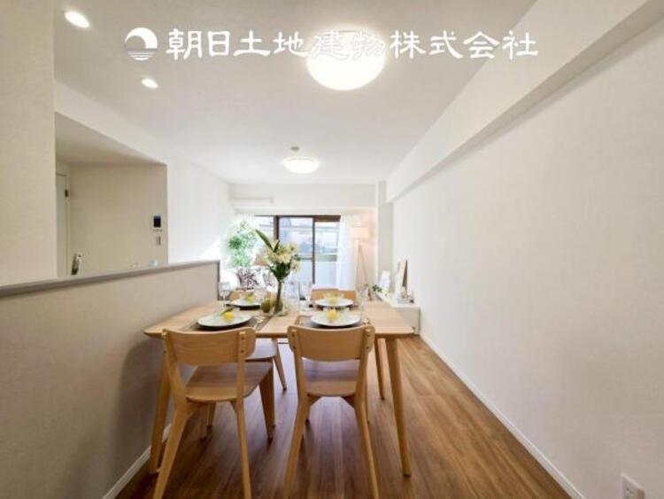 居間 【リビング】開放的で明るい空間が広がるLDK。リビングには暖かな太陽が降り注ぎ、爽やかな住空間です。お友達を呼んでお茶をしたり、一緒に料理を楽しみながら楽しい時間を。