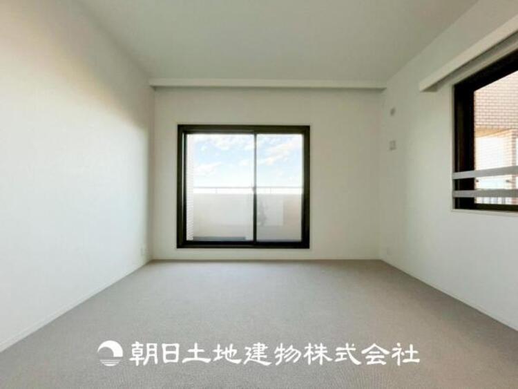 内装 【居室】爽やかな空間演出とセンス良く纏められた室内は良質な寛ぎ空間。そこで暮らす大切な人達のことを考え造りこんだ空間は日々の生活に安らぎを与えてくれます。