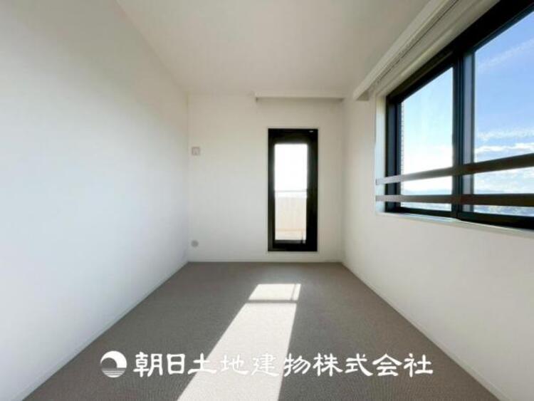 内装 【居室】大切な家族一人ひとりの大切な個別空間。趣味・感性で個性的に飾って頂けるようシンプルに仕上げてあります。自分時間を充実させながら心豊かなひとときを過ごすための大切な空間。