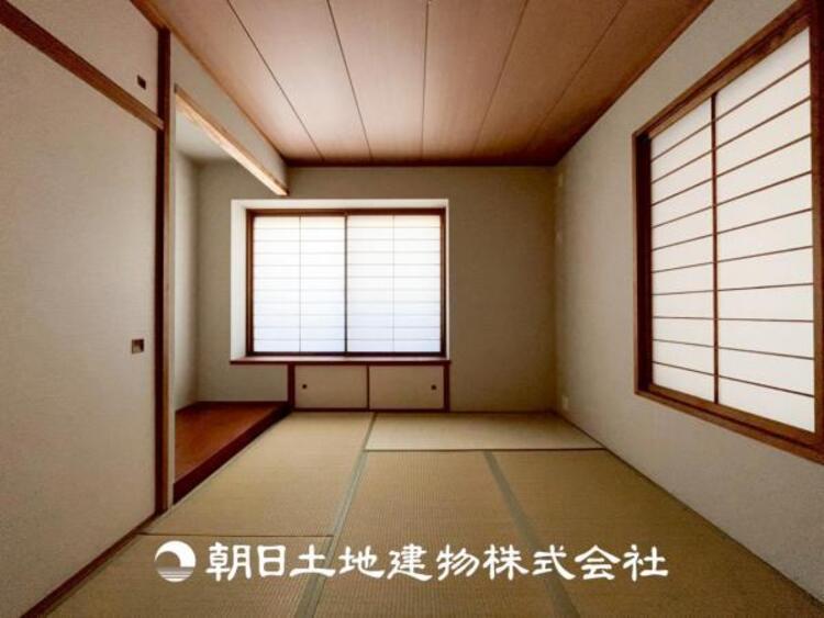 内装 【和室】和室には洋室とはまた違った良さがある。畳の香りに癒され、日本を感じることのできる落ち着きある一部屋です。障子からこぼれる光も優しく心穏やかになる空間です。ここでお昼寝なんて・・・贅沢ですね。