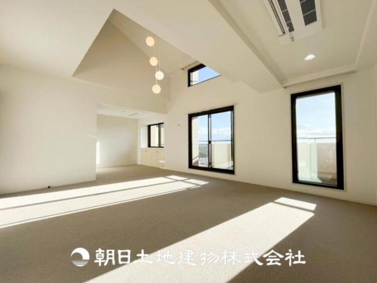 居間 【リビング】開放的で明るい空間が広がるLDK。リビングには暖かな太陽が降り注ぎ、爽やかな住空間です。お友達を呼んでお茶をしたり、一緒に料理を楽しみながら楽しい時間を。