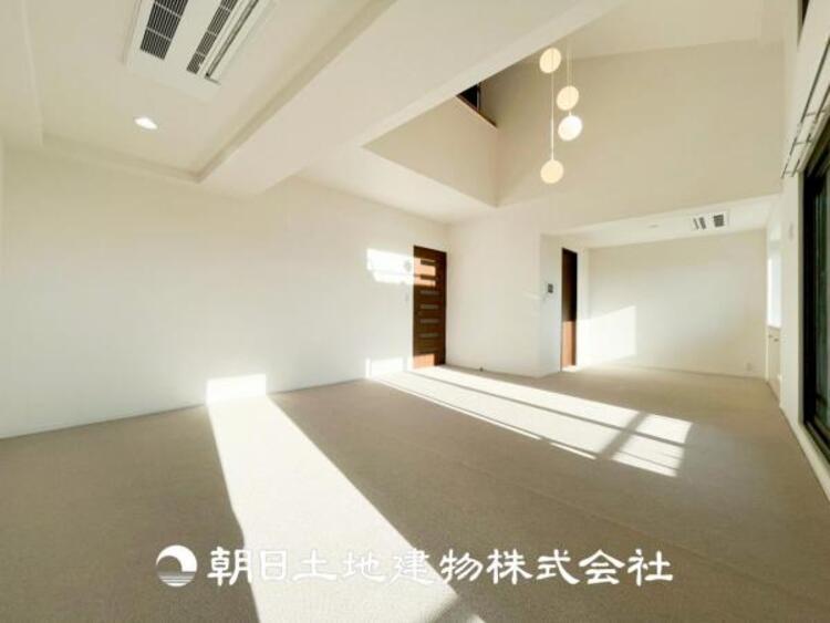 居間 【リビング】1日の中で最も長い時間を過ごすことになるリビングだからこそ、いつも笑顔があふれる空間であるように。広々とした空間から幸せな未来を。