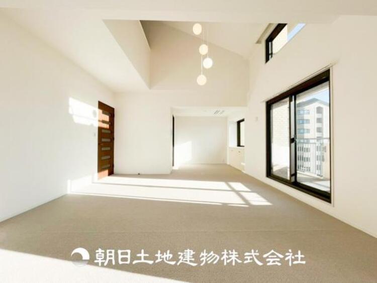 居間 【リビング】大切なご家族、招いた友人と過ごすひと時を溢れる光が優しく包み込む空間。大切な人とともに、心穏やかに過ごすひととき。家族との時間、自分の時間を大切にできる空間を作りました。