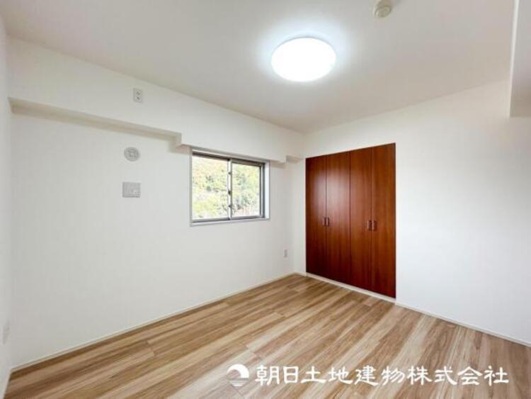 内装 【洋室】人間の感性を育むプライベートルームはシンプルが１番！読書やネット、大切な一人の時間も充実したものにできます。