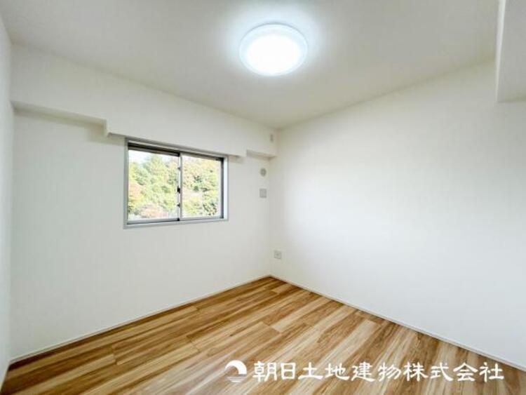 内装 【洋室】大切な家族一人ひとりの大切な個別空間。趣味・感性で個性的に飾って頂けるようシンプルに仕上げてあります。