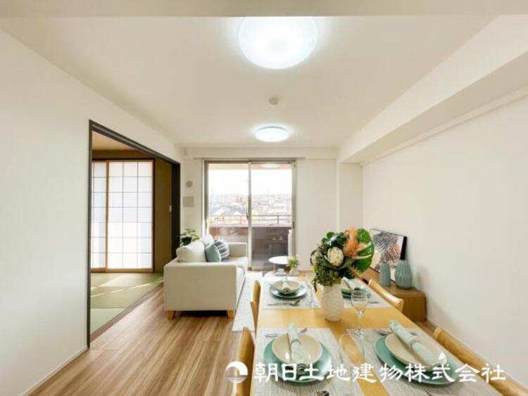 居間 【リビング】リビングにはみんなが集い食事や楽しい会話でついつい時を忘れてしまう。そんな束の間の幸せを感じさせてくれる場所。