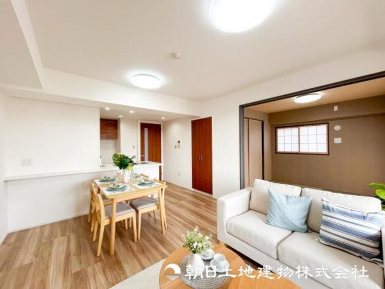 居間 【リビング】1日の中で最も長い時間を過ごすことになるリビングだからこそいつも笑顔があふれる空間であるように心掛けています。