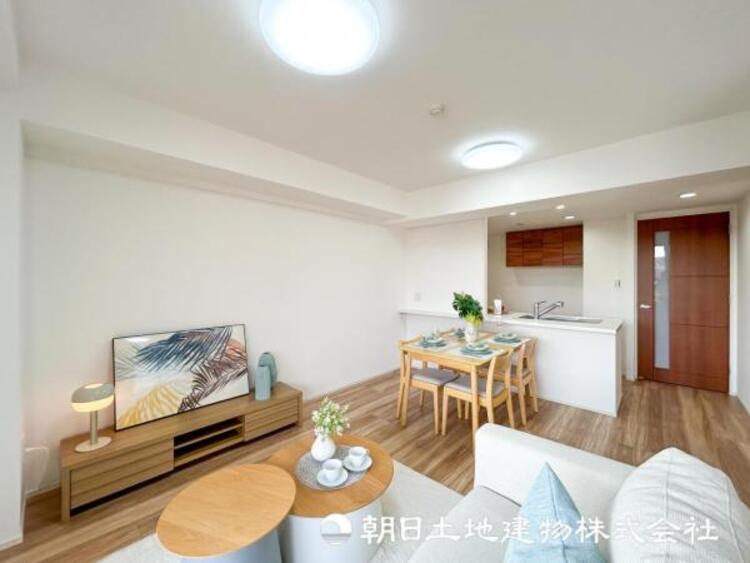 居間 【リビング】開放的で明るい空間が広がるLDK。リビングには潤沢な太陽が降り注ぎ、爽やかな住空間を演出できます。