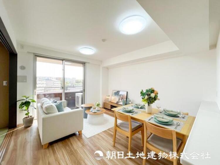 居間 【リビング】大切なご家族、招いた友人と過ごすひと時を溢れる光が優しく包み込む空間。充実した住空間は心を豊かにします。