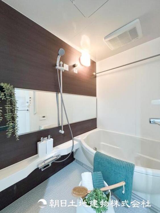 風呂 【浴室】１日の疲れを癒すバスタイム。心地よいリラックスを叶える独立した美しい空間です。心からゆったりと寛いでいただけます。