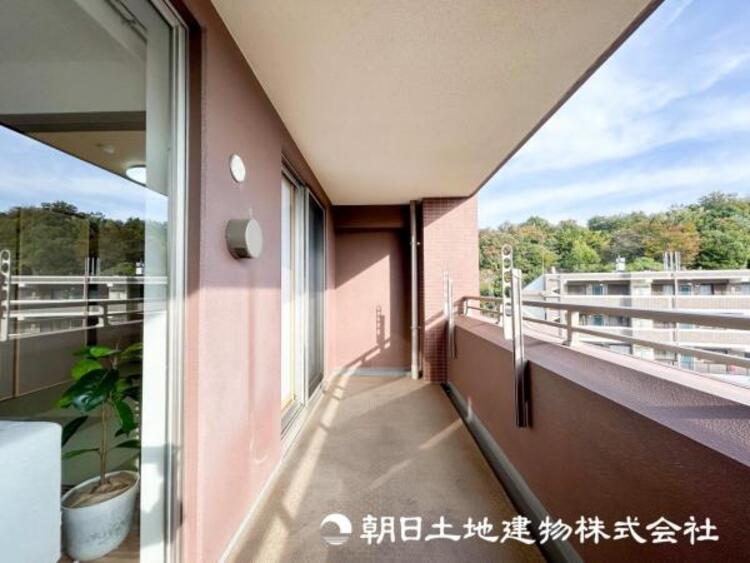 バルコニー 【バルコニー】太陽に愛された家。陽当り・通風に優れた魅力的で快適さを追求したプライベート空間です。