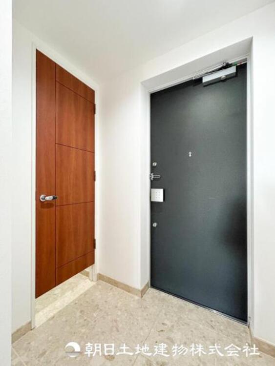 その他 【玄関】温かい空気が溢れる玄関がお出迎えする本物件。この場所には「温もり」で包み込んでくれる安心できるな空間があります。