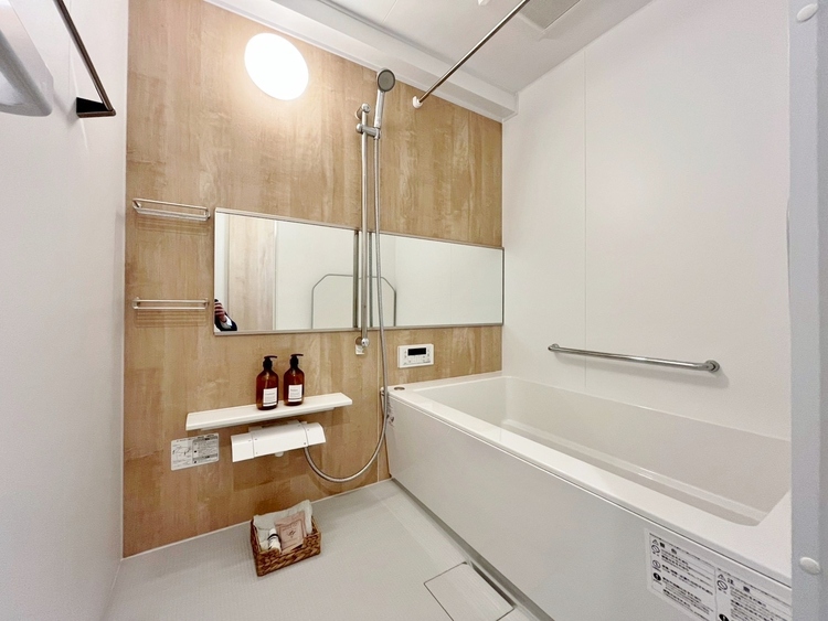 風呂 一日の疲れを癒すバスルームは、心地よいリラックスを叶える清潔感溢れる空間です。