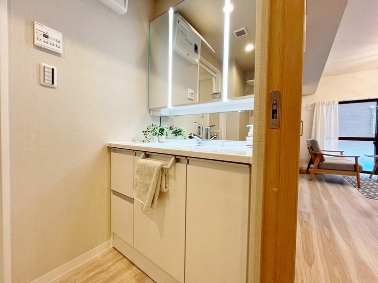 洗面 何かと物が増える場所だからこそ、スッキリと見映えの良い空間に。