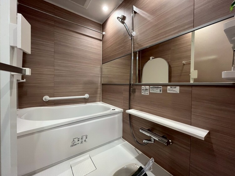 風呂 一日の疲れを癒すバスルームは、心地よいリラックスを叶える清潔感溢れる空間です。