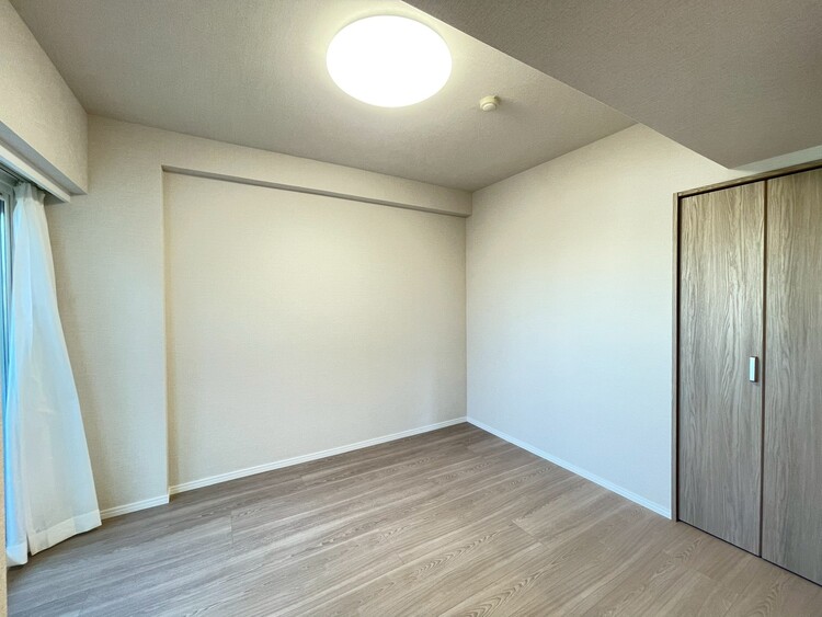 寝室 ベッドも十分に設置するスペースがあります。