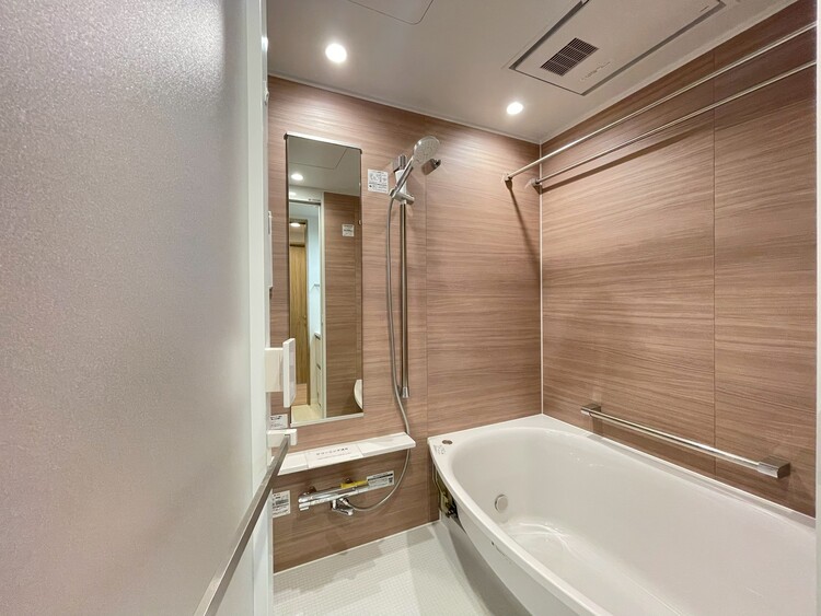 風呂 一日の疲れを癒すバスルームは、心地よいリラックスを叶える清潔感溢れる空間です。