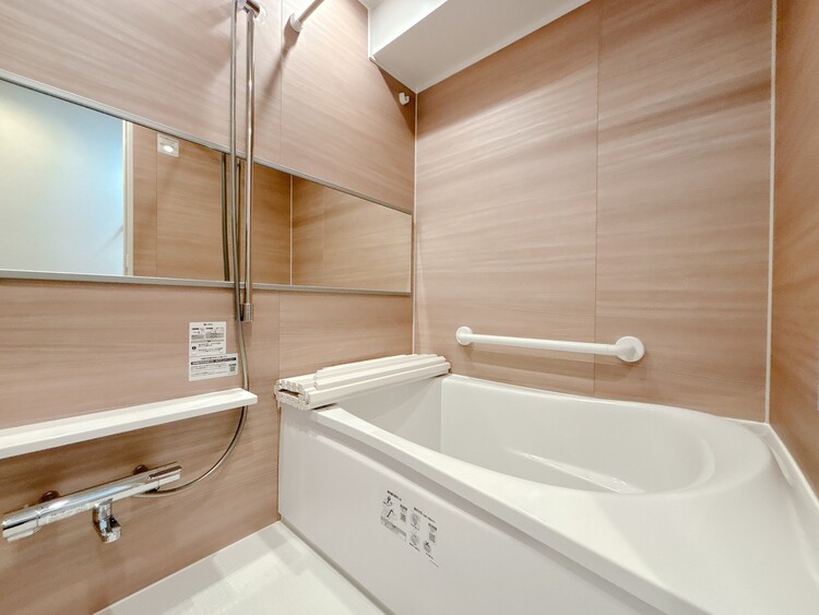 風呂 一日の疲れを癒すバスルームは、心地よいリラックスを叶える清潔感溢れる空間です。