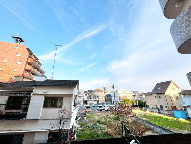バルコニー 窓を開けると広がる青空。心をリフレッシュして日々を過ごしていきましょう。