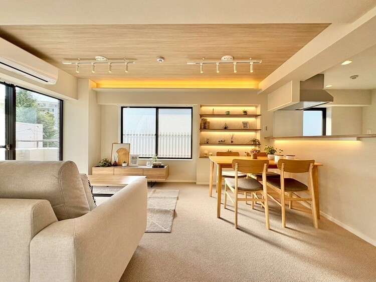 居間 忙しく過ぎゆく日常を置き去るほど、ゆったりした時間が流れるリビング。